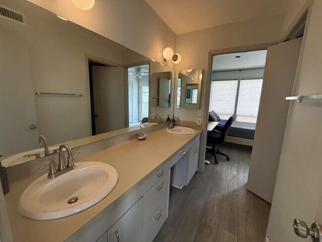 Building Photo - 1106 W 6th St