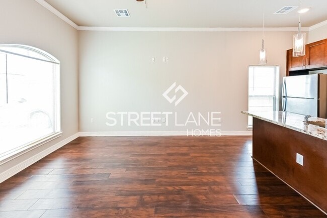 Building Photo - Beautiful Open Concept 2 Bedroom