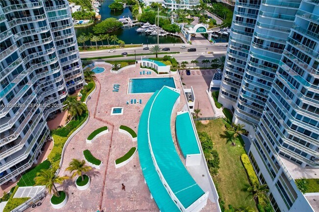Building Photo - 16425 Collins Ave