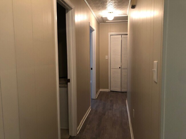 Building Photo - 515 Chateau Dr SE