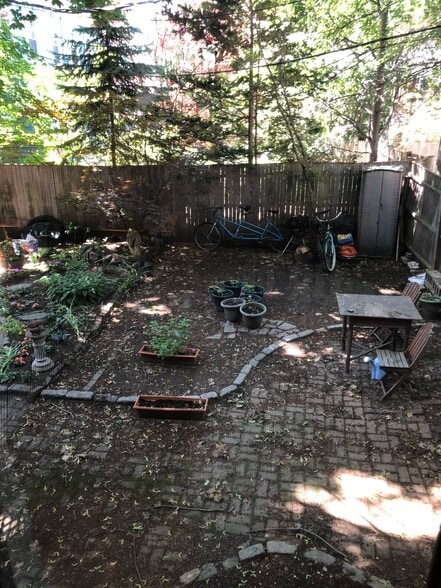 Backyard w access/shared - 13 Magazine St