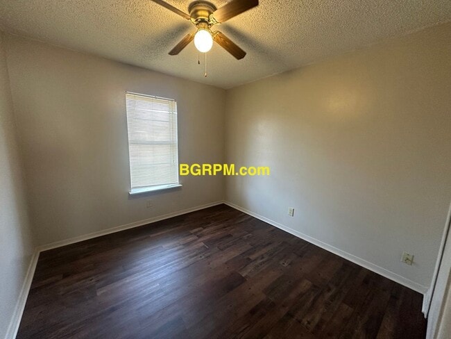 Building Photo - 3 BD, 1 1/2 BA, Home in Sherwood