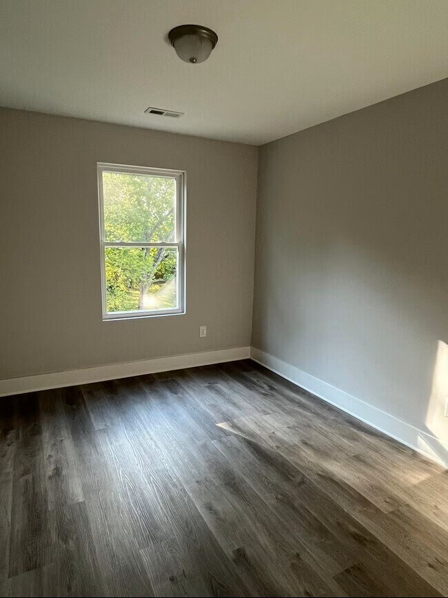 Building Photo - 1040 McLain Rd