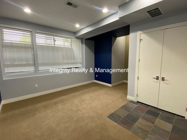 Building Photo - 2620 W Front View Cres Dr