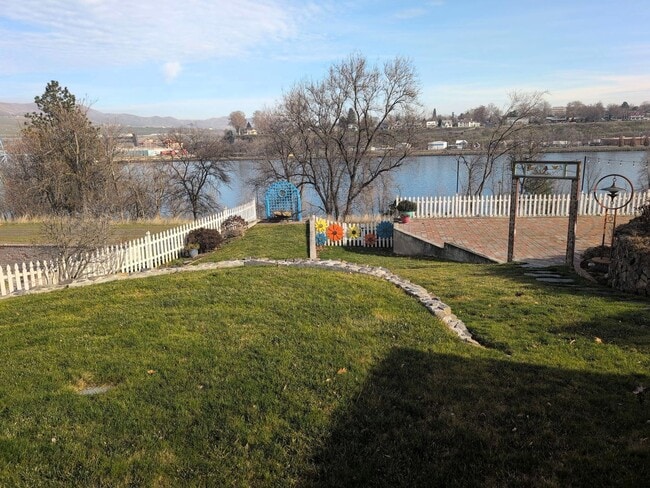 Building Photo - Peterson, D