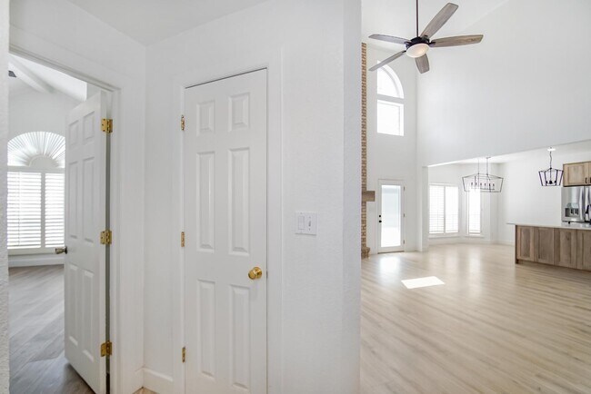 Building Photo - 918 Calle Cumbre Ct
