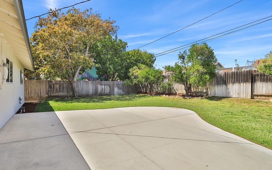 Building Photo - 1917 Hobart Dr