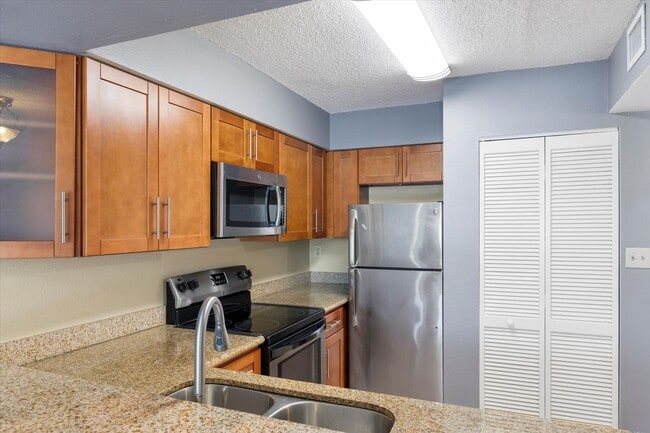 Building Photo - 2 Bedroom 2 bathroom condo available!