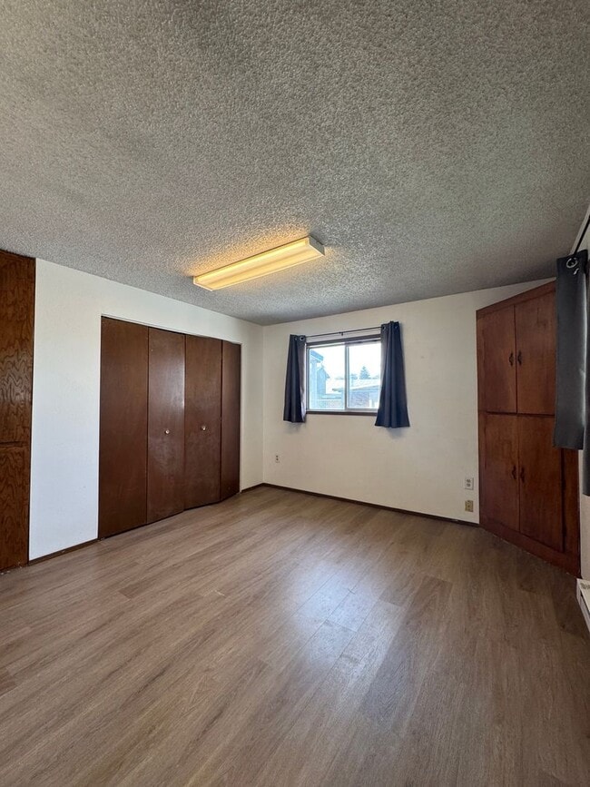 Building Photo - Bright and Welcoming 2-Bedroom Home
