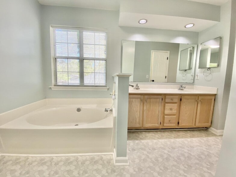 Master Bath - 1986 Treebark Dr