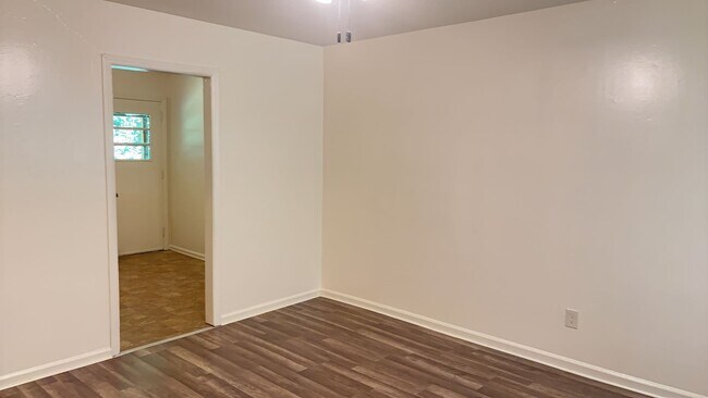 Building Photo - SRP-SH048-2033 Fallsdale Drive 1-4