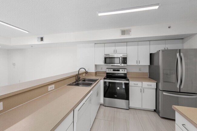 Building Photo - ANNUAL UNFURNISHED 2/2 IN NAPLES!!