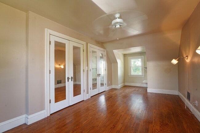 Building Photo - 1104 Summit Dr