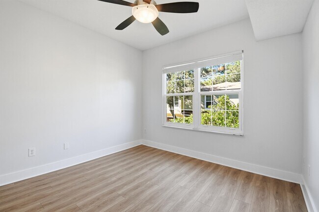 Building Photo - 2005 Mariposa Vista Ln