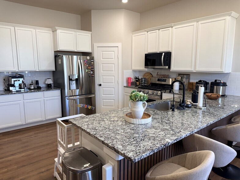 Building Photo - 421 Graze St