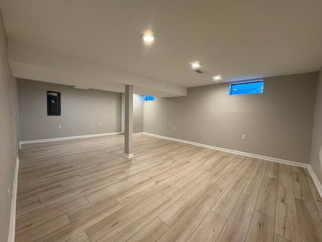 Building Photo - 361 St Thomas Dr