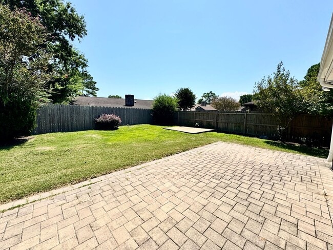 Building Photo - A Ranch Home In Great Neck!  Ready NOW!  P...