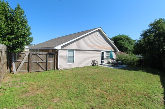 Building Photo - Move-in Special- $250 off the first month's rent.- Spacious 3 Bedroom Home Minutes from Downtown ...