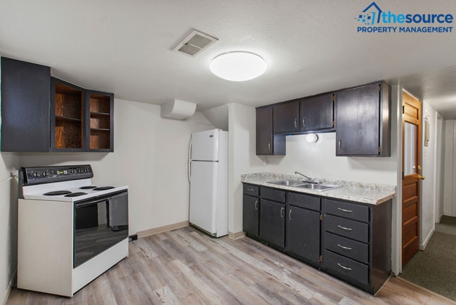 Building Photo - Central Air! Students Welcome!  2 Bedroom Basement Apartment next to Frasier Hall.