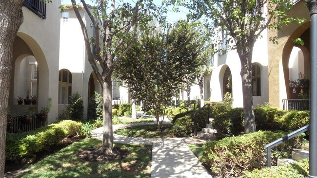 Building Photo - 33 Bonsall