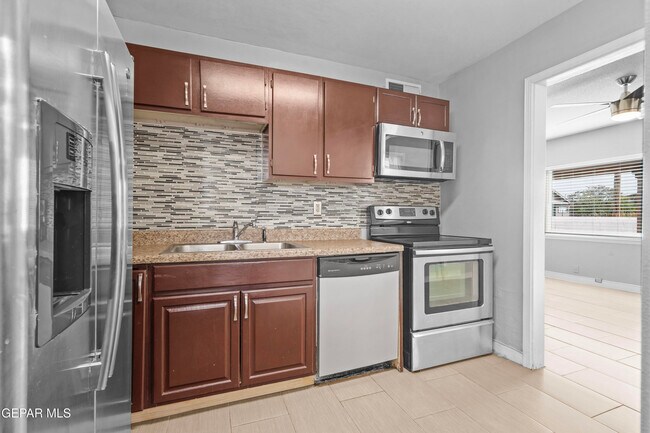 Building Photo - 3225 Fort Blvd