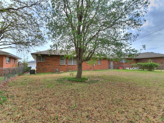 Building Photo - 721 E Bouse Dr