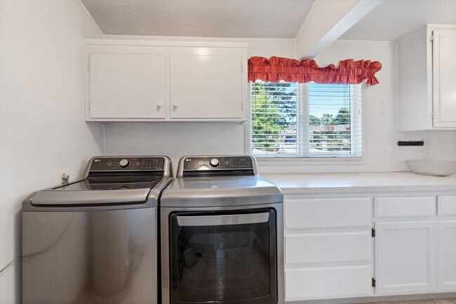Building Photo - 3220 Fieldcrest Dr
