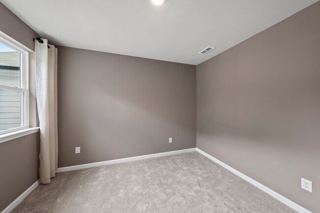 Building Photo - PRICE REDUCTION!  INCENTIVE OF $500 OFF FIRST MONTH'S RENT FOR THIS BEAUTIFUL Like-New 3BR Townho...