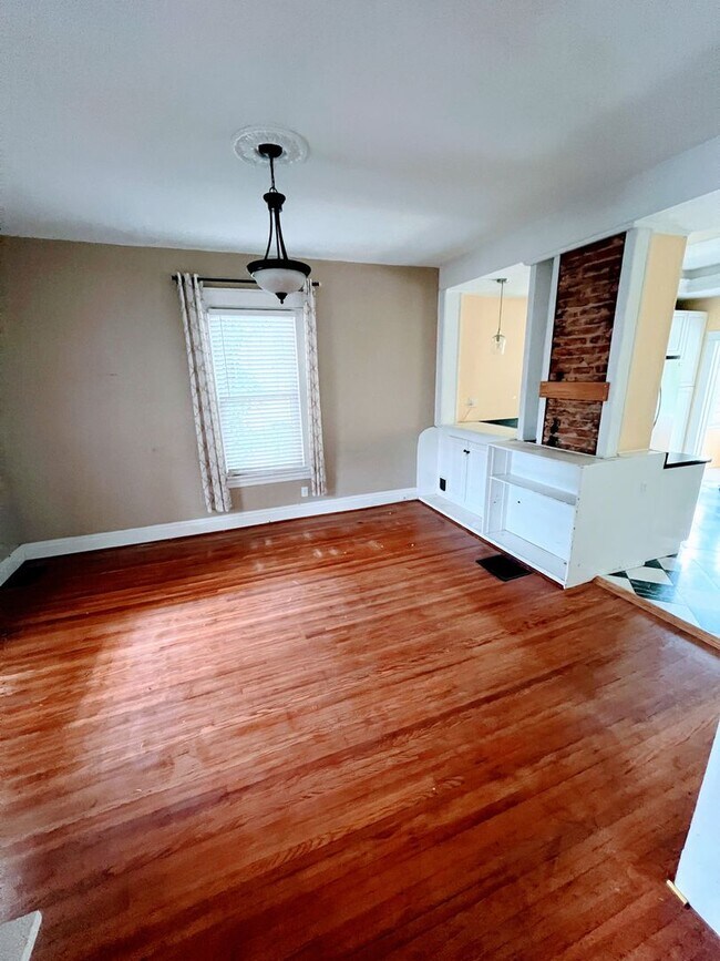 Building Photo - 4 Bedroom House in Lynchburg