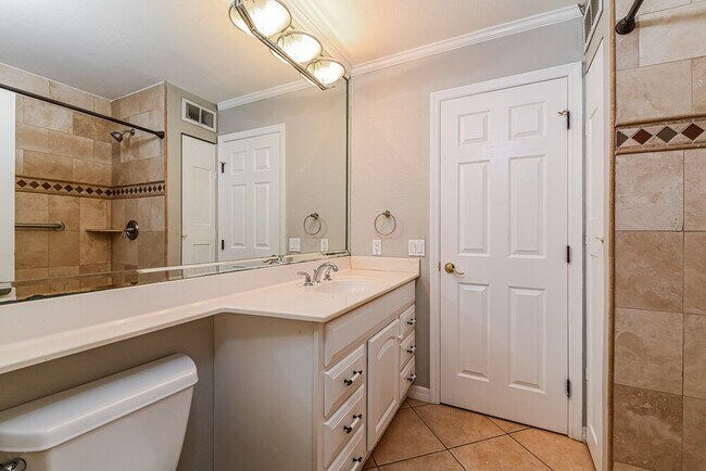 Building Photo - 10907 Meadow Lark Cove Dr