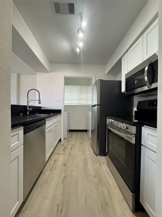 Building Photo - 1319 Brenda Ln