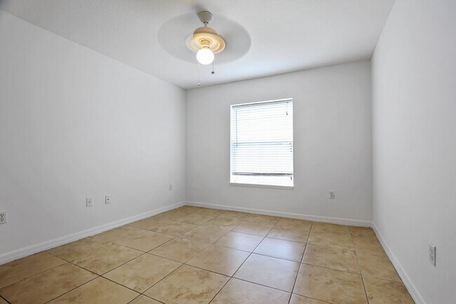 Building Photo - Bright & Airy 3-Bed Home Close to Universi...