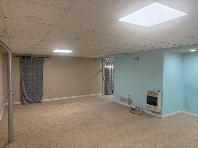 Building Photo - 4 bedroom 2.5 Bath 1.5 Story Home In Fox S...