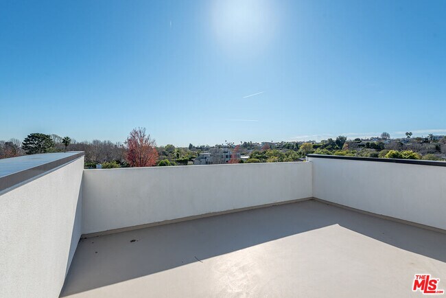 Building Photo - 3232 S Barrington Ave