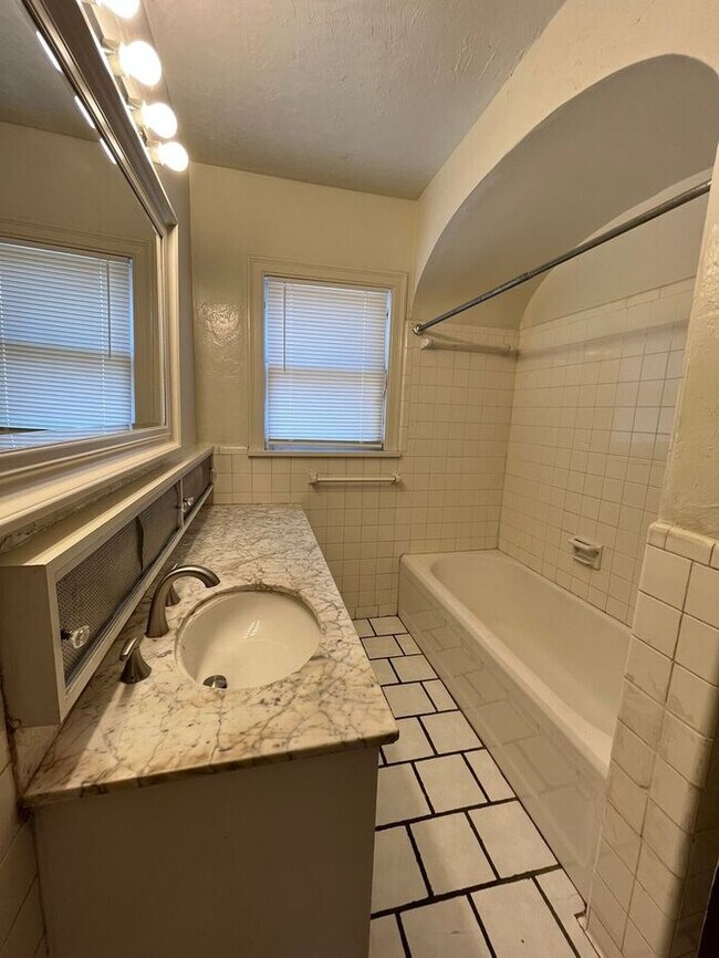 Building Photo - Large 2 Bed 1 Bath 1 car garage Duplex in Shartel Blvd Addn