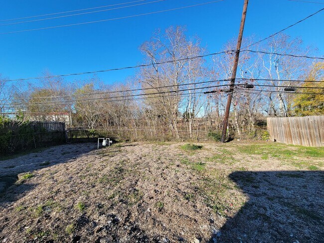 Building Photo - REMODELED/ UPDATED 4 BEDROOM 2 BATH WITH C...