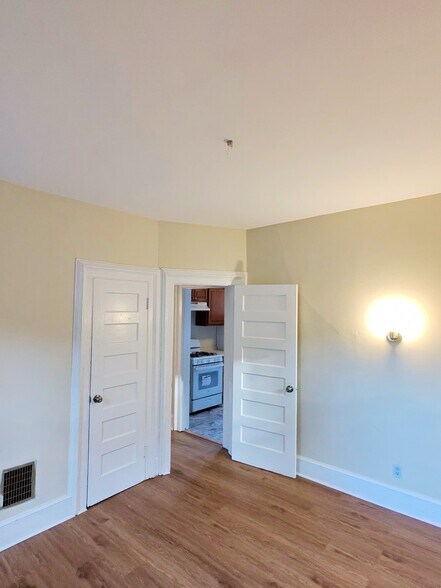 Building Photo - 142 Hillside Ave