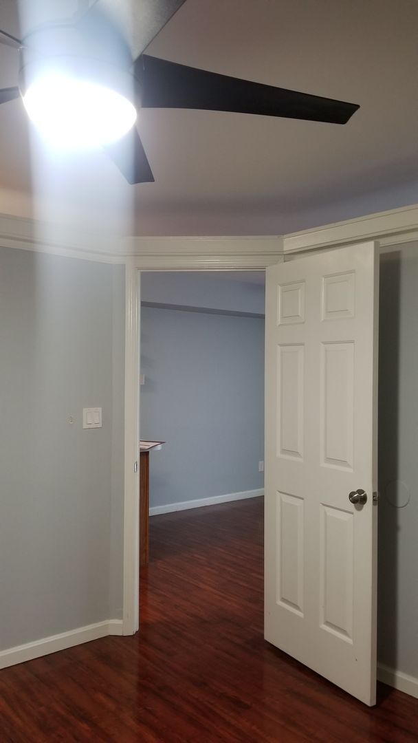 Building Photo - AVAILABLE NOW!  Want a GREAT Location?  Want an Average LGE Bill of $30/mo??  This Beautiful 1 Be...