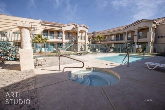 Building Photo - One Bedroom Smokey Lane Condo - Upper Unit