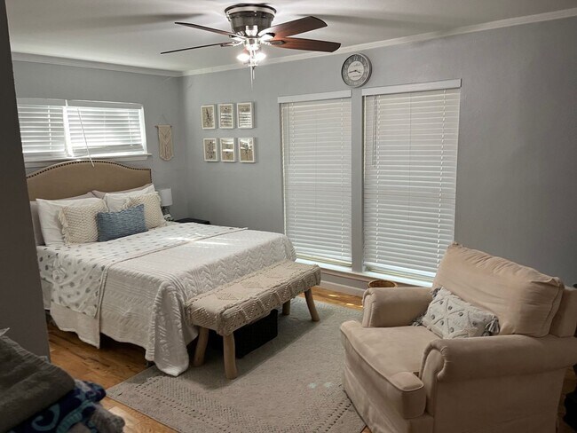 Building Photo - 830 Blackburn St