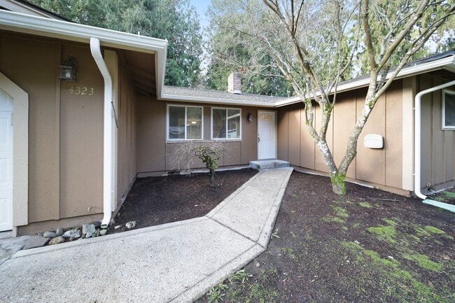 Building Photo - Classic rambler has 3 bedrooms, 1.75 baths, North Thurston School District