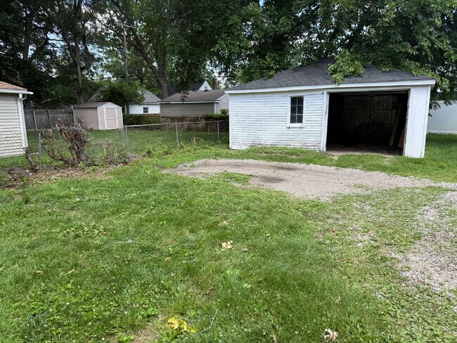 Building Photo - " 2-Bed in Heart of Royal Oak – Cozy 783 Sq Ft Home!"
