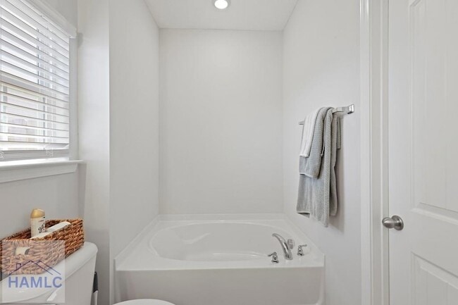 Building Photo - 568 Abode Ave