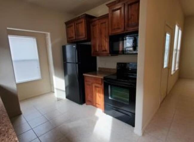 Building Photo - "Spacious 3-Bedroom Duplex Retreat in Gran...