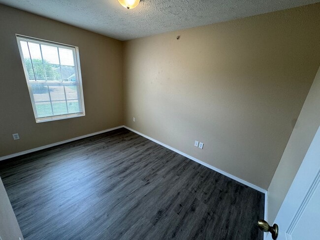 Building Photo - Updated 3 bedroom second floor Apartment a...