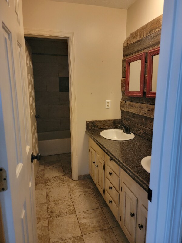 Building Photo - 712 E Fox Den Dr