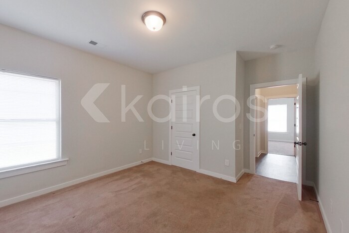 Building Photo - 471 White Oak Cir