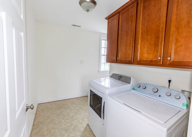 Building Photo - Huge house with vaulted ceilings and fenced in rear yard
