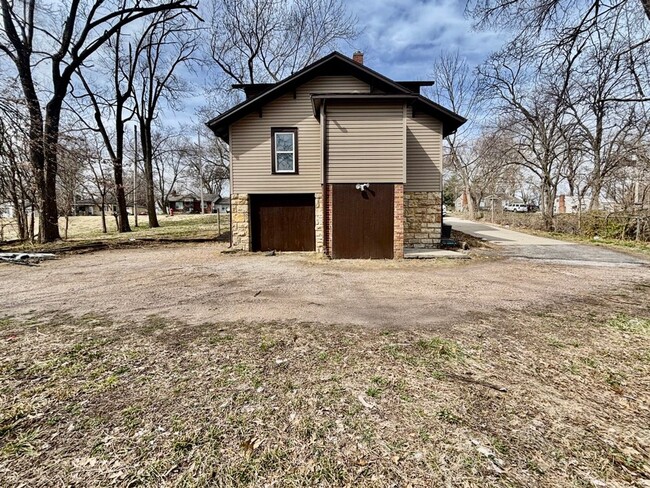 Building Photo - Beautifully Renovated 5-Bedroom Home with ...