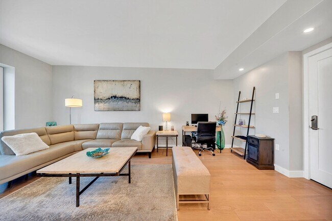 Building Photo - 932 Broadway